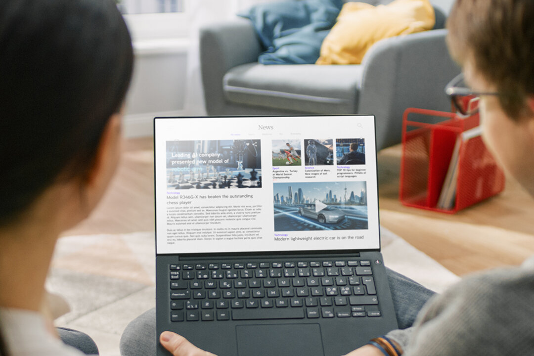 Frau und Junge lesen Nachrichten auf dem Laptop