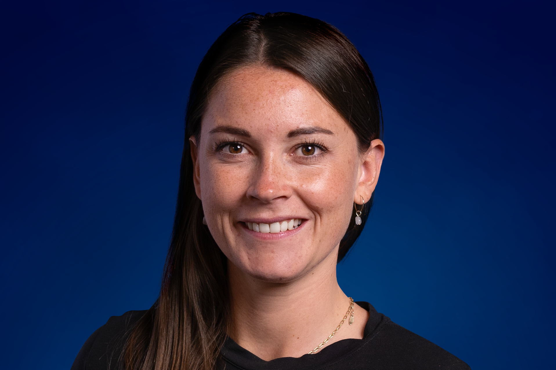Jessica Mezger, Autorin bei BARMER Durchblickt, professionelles Porträt, freundlicher Blick, helles Licht