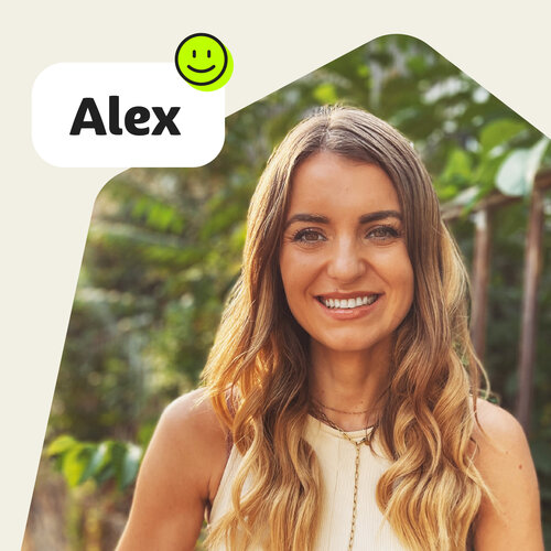 Porträt von Alex Jeanne mit blonden Haaren, beiges Top, grüner Hintergrund, Schriftzug "Alex".