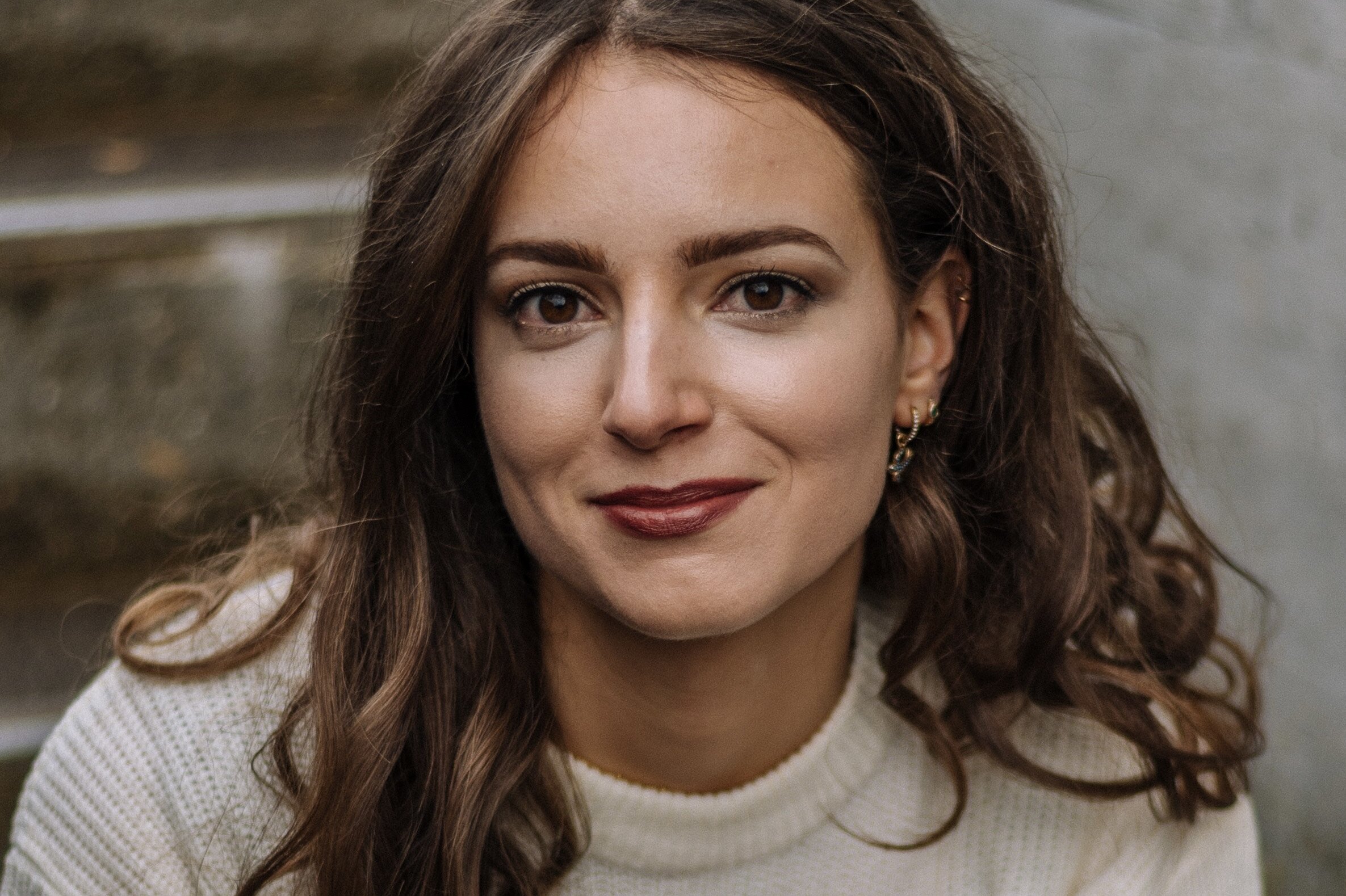Kristina Straßburger, Datenschutz-Expertin, Porträt mit warmem Lächeln – Vertrauen, Sicherheit, Expertise, Datenschutz