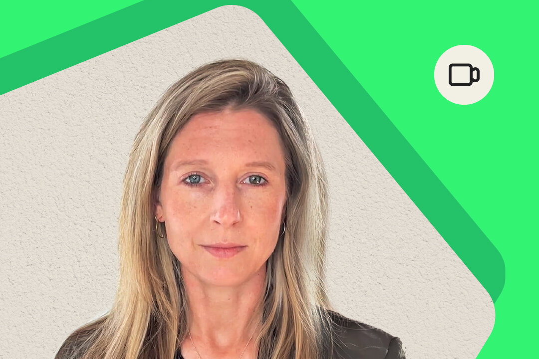 Laura Fröhlich, Content-Creatorin von BARMER Durchblickt, blickt direkt in die Kamera; das Porträt steht vor einem grünen grafischen Hintergrund mit Video-Symbol.
