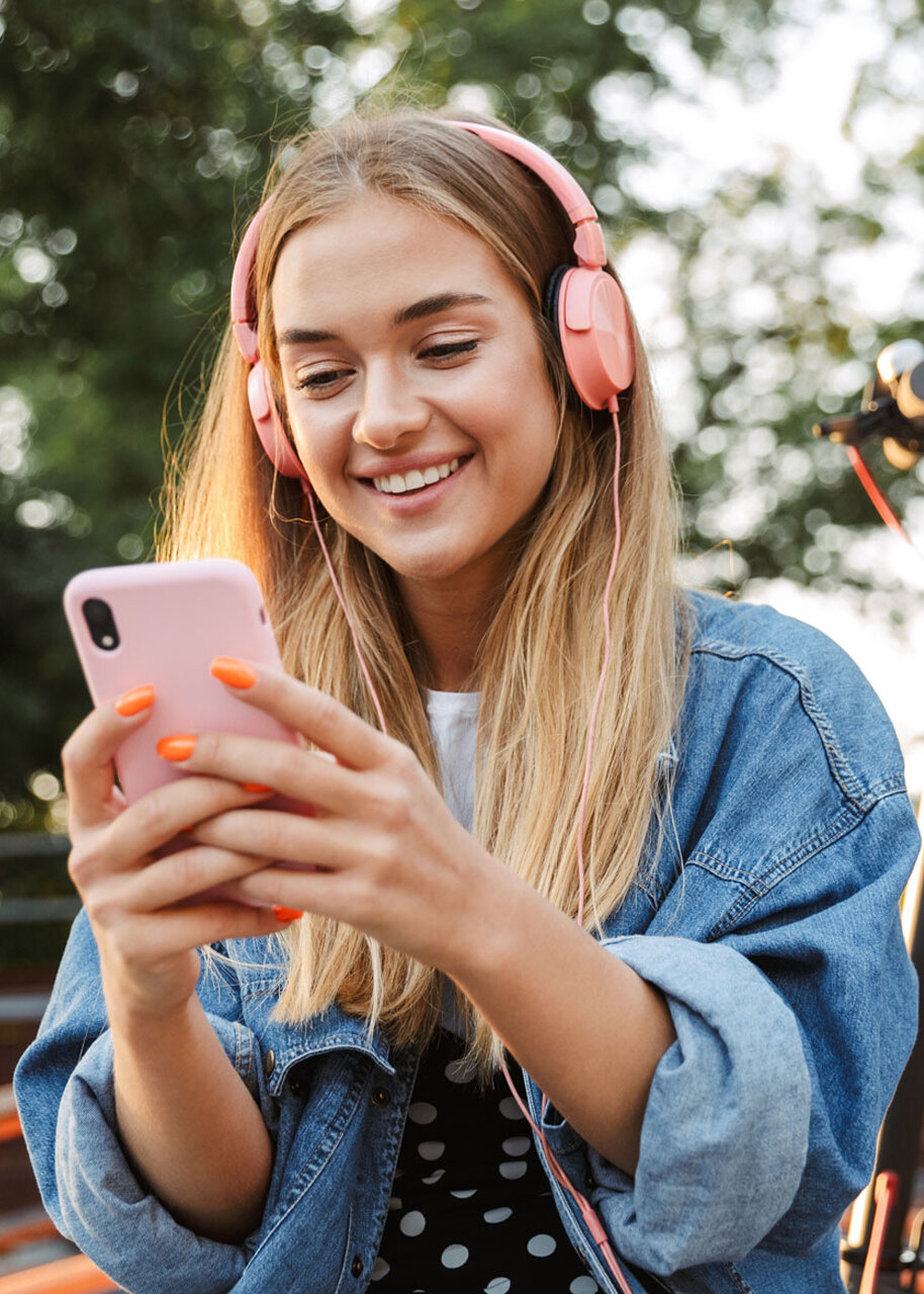 Mädchen mit Kopfhörern und Smartphone
