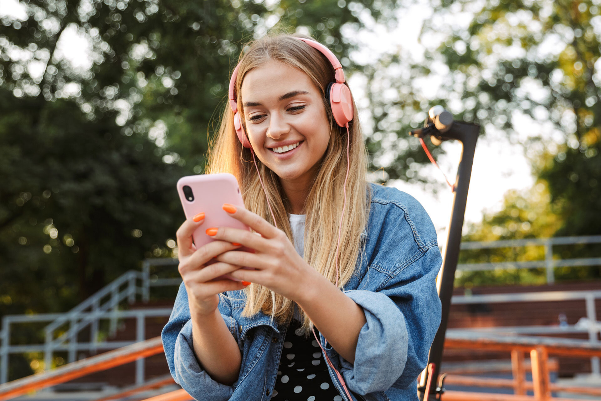 Mädchen mit Kopfhörern und Smartphone