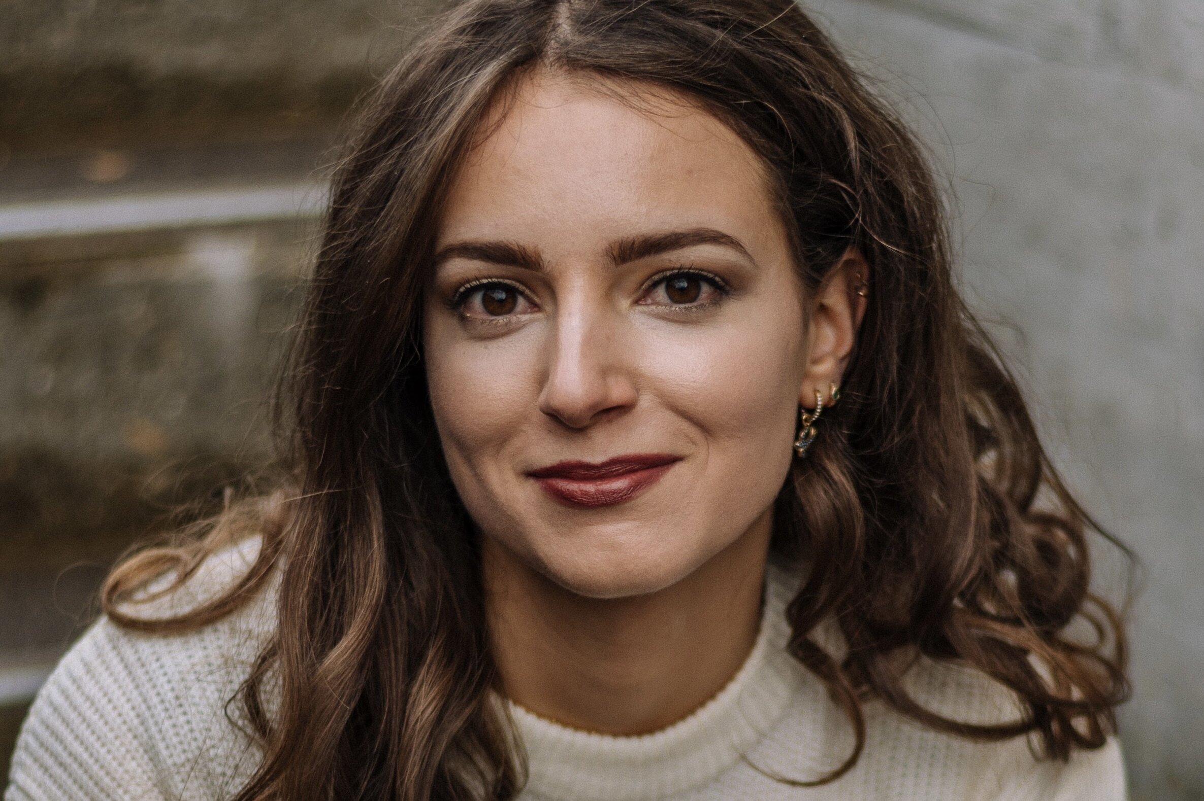 Kristina Straßburger, Datenschutz-Expertin, Porträt mit warmem Lächeln – Vertrauen, Sicherheit, Expertise, Datenschutz
