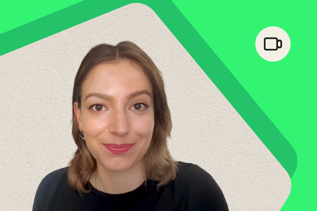 Kristina Strassburger, Content-Creatorin von BARMER Durchblickt, blickt lächelnd in die Kamera; das Porträt steht vor einem grünen grafischen Hintergrund mit Video-Symbol.