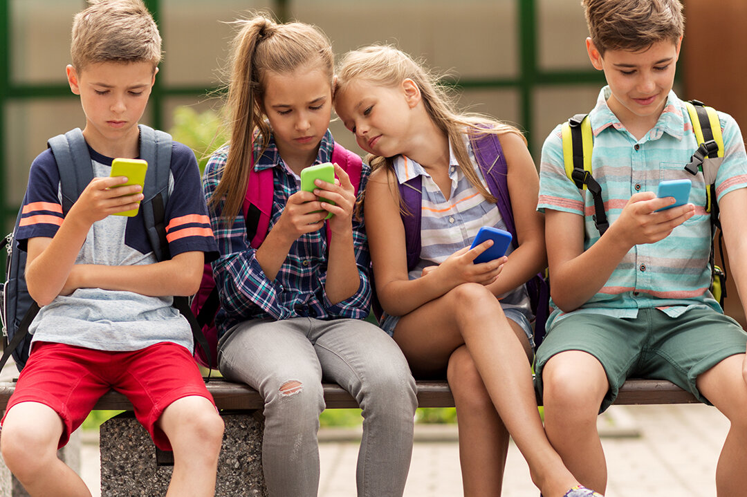 Gruppe von Kindern mit Smartphones