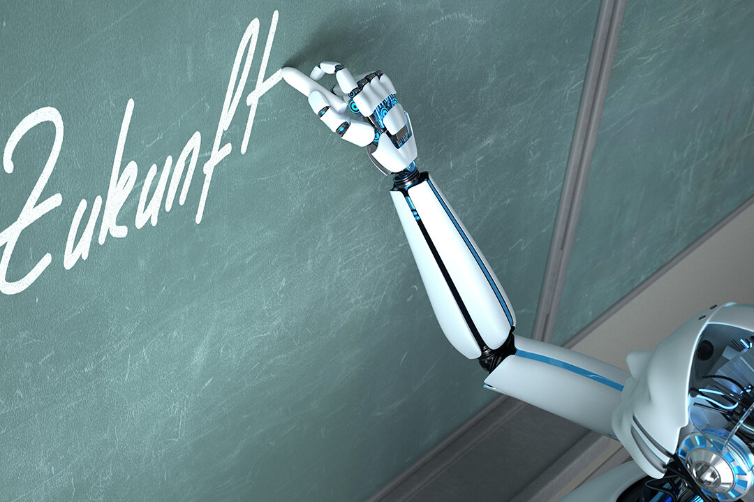 Roboter schreibt "Die Zukunft" an eine Tafel