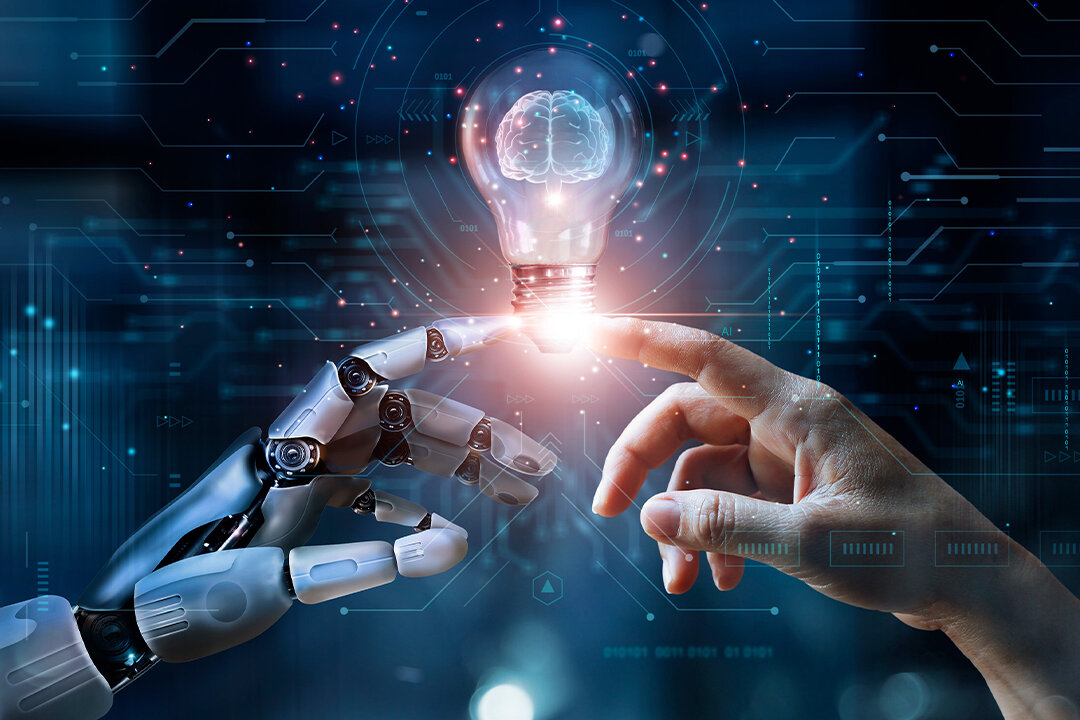 Menschliche Hand berührt die Finger einer Roboterhand, während über ihnen eine leuchtende Glühbirne als Symbol für künstliche Intelligenz schwebt.