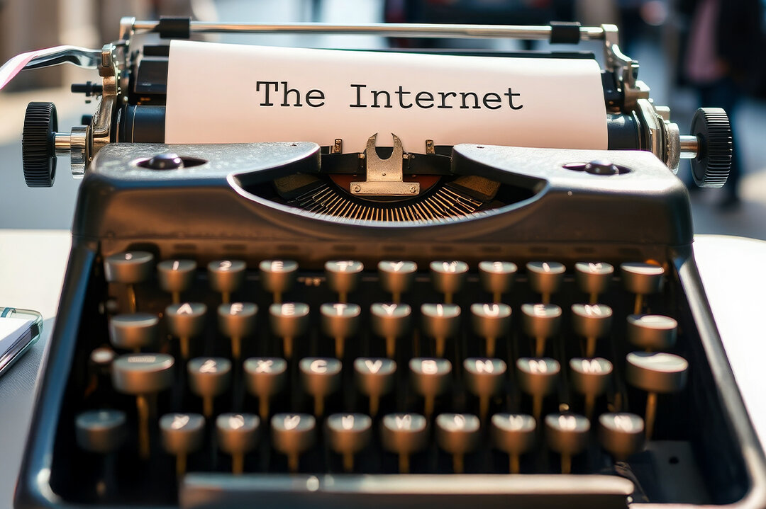 Eine alte Schreibmaschine. "The Internet" steht in alten Lettern auf dem Papier.
