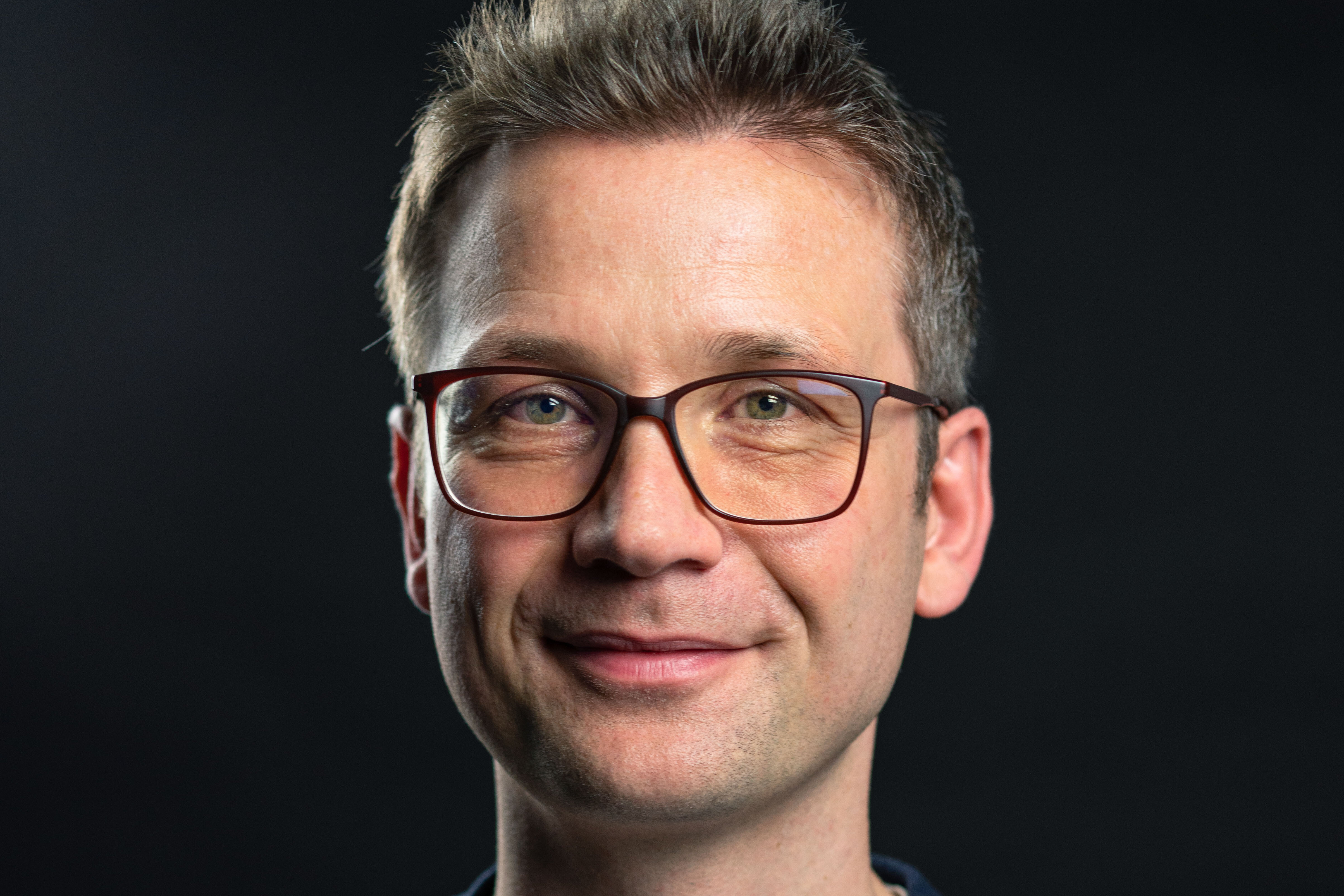 Kevin Dadaczynski, Autor bei BARMER Durchblickt, professionelles Porträt, freundlicher Blick, modernes Design
