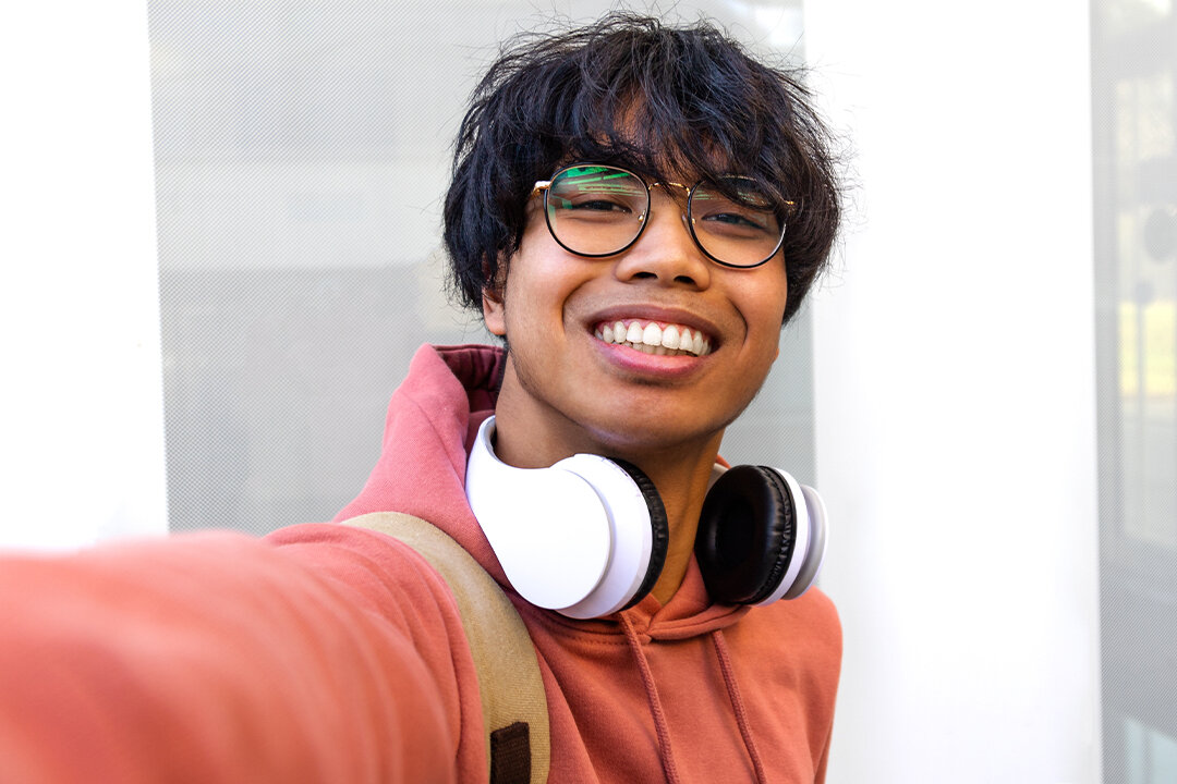 Jugendlicher nimmt ein Selfie auf