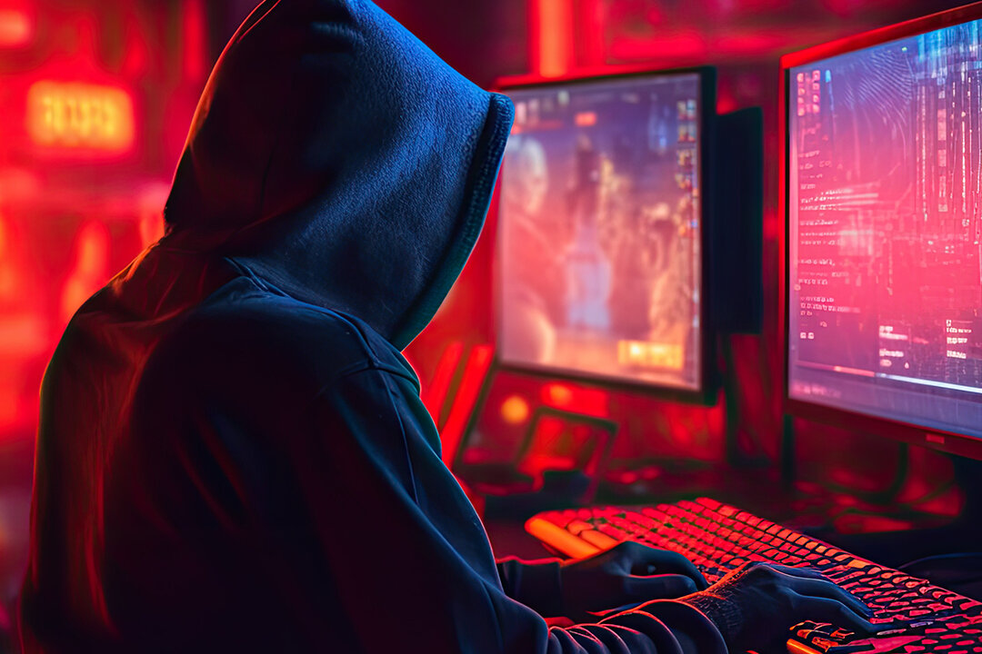Zum Beitrag: 6 Tipps für den Schutz deiner personenbezogenen Daten! Zu sehen: Futuristische Person mit Kapuze vor Monitoren