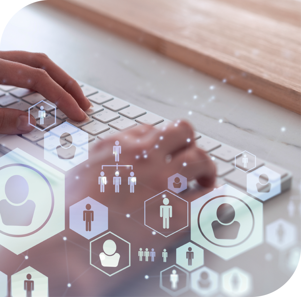 Hände tippen auf einer Tastatur mit digitalen Personen-Icons und Netzwerken.