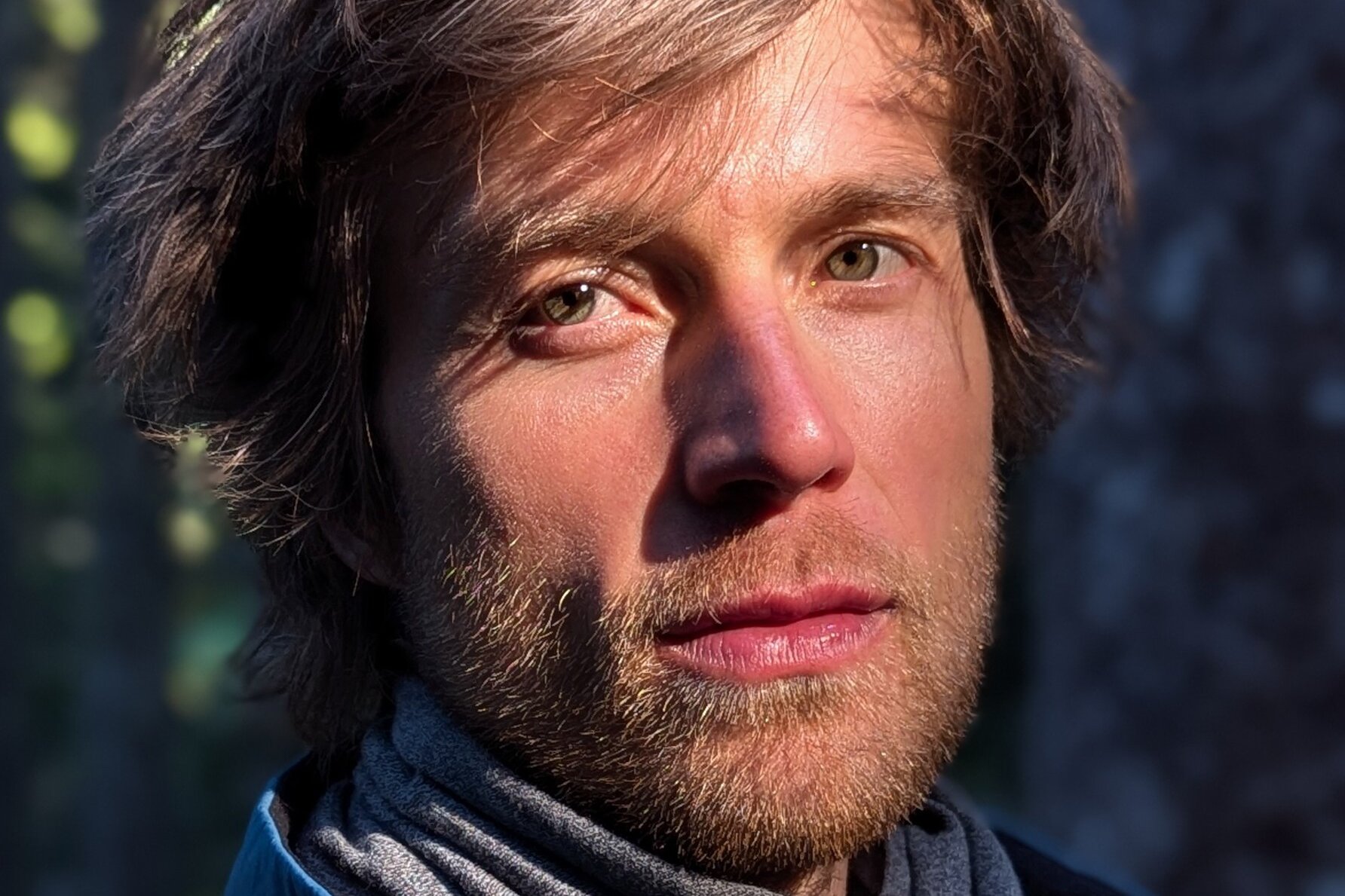 Simon Berlin, Autor bei BARMER Durchblickt, professionelles Porträt, ernster Blick, Waldhintergrund
