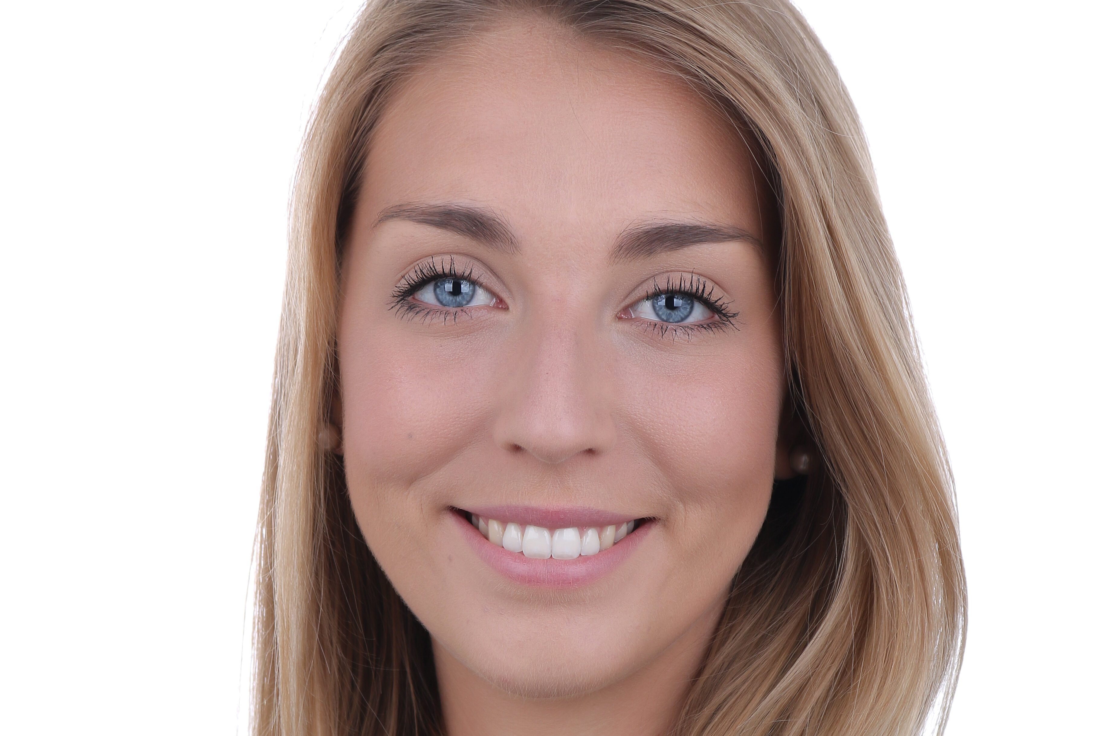 Lena Seiferth, Autorin und Redakteurin bei BARMER Durchblickt, professionelles Porträt, freundliches Lächeln, marinblauer Blazer