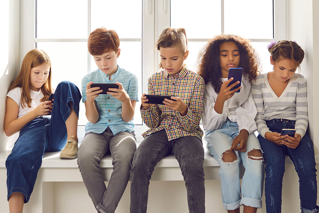 Gruppe von Kindern mit Smartphones