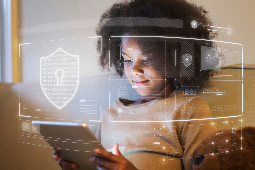 Kind sitzt auf einem Sofa und nutzt ein Tablet, während digitale Sicherheitssymbole den Schutz sensibler Daten zeigen.