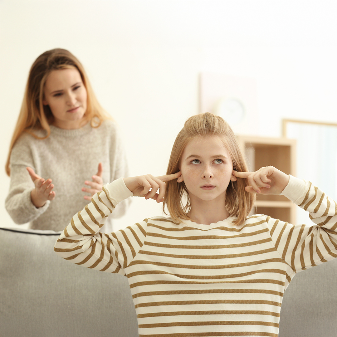 Mädchen hält sich die Ohren zu. Hinter ihr schimpft eine Frau mit ihr. DGK_Artikel-03_Rebellion-against-Parents-not-longe-nessecary.jpg
