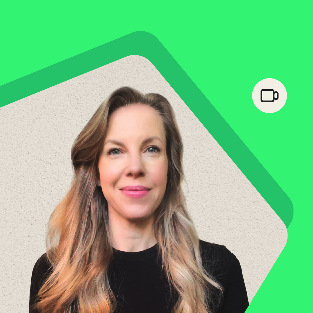 Viola, Content-Creatorin von BARMER Durchblickt, lächelt vor einem grünen grafischen Hintergrund in die Kamera; das Bild gehört zu einem Beitrag mit fünf Tipps für das Lernen zu Hause. DGK_Blogs_Content-Creators_Covers_Viola.jpg