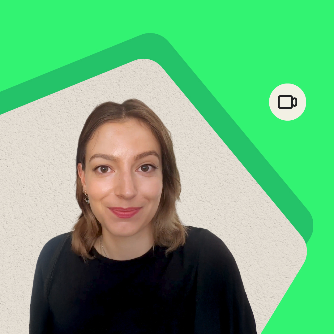Kristina Strassburger, Content-Creatorin von BARMER Durchblickt, blickt lächelnd in die Kamera; das Porträt steht vor einem grünen grafischen Hintergrund mit Video-Symbol. DGK_Blogs_Content-Creators_Covers_Kristina.jpg