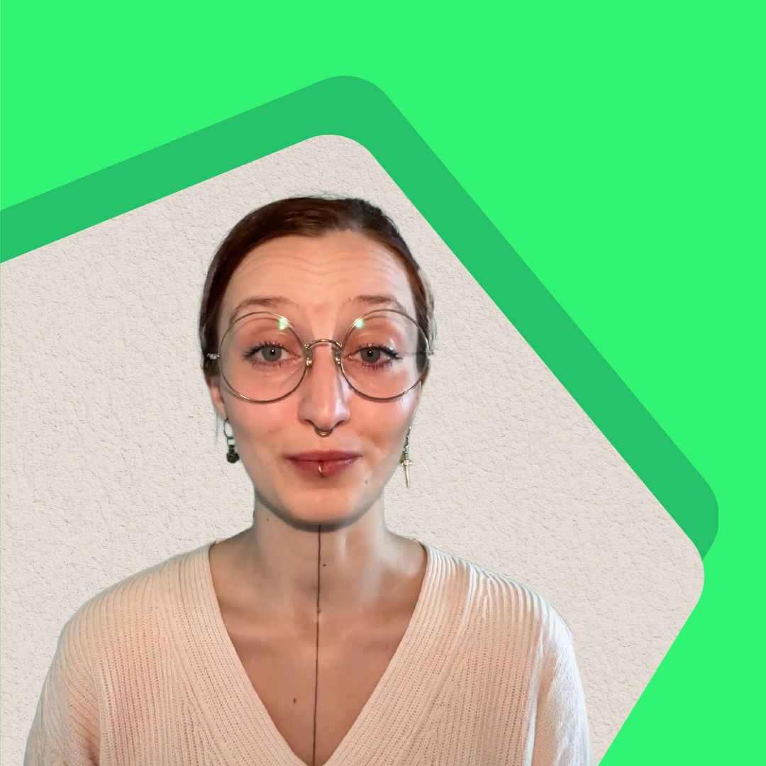 Siri, Content-Creatorin von BARMER Durchblickt, blickt vor einem grünen grafischen Hintergrund in die Kamera; das Bild gehört zu einem Beitrag über die Achtsamkeits-App 7Mind School für Kinder. DGK_Blogs_Content-Creators_Covers_Siri.jpg