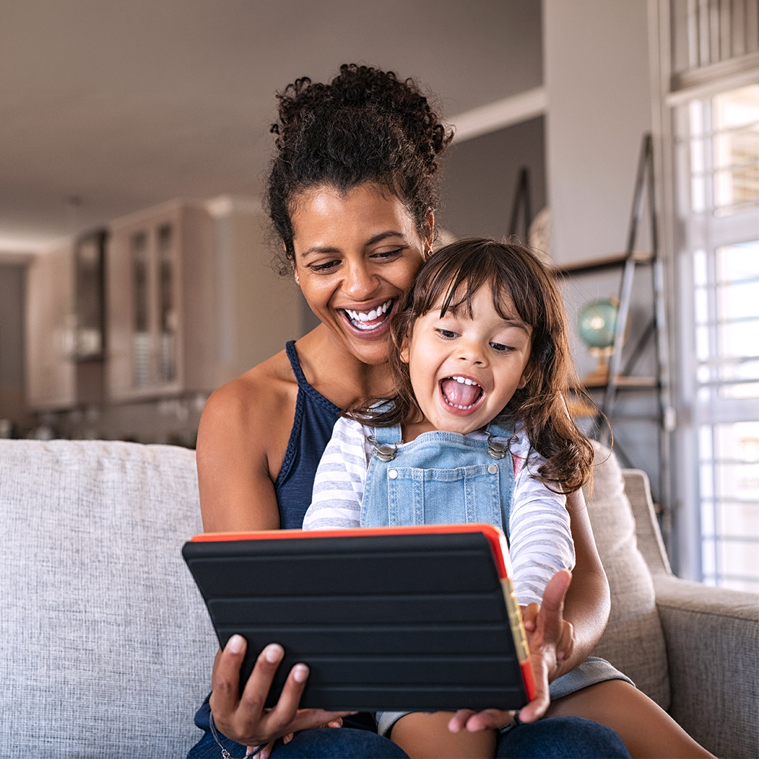 Künstliche Intelligenz verändert den Alltag von Kindern und Jugendlichen. Im Video erklärt Silke Müller, wie Eltern Kinder vor Deepfakes und problematischer Chatbot-Nutzung schützen können. Gleichzeitig zeigt der Beitrag, warum Vertrauen, Mitgefühl und echte Nähe besonders wichtig bleiben. Denn digitale Gesundheitskompetenz hilft Kindern, KI sicher, kritisch und selbstbestimmt zu nutzen. BARMER-Durchblickt-artikel-eltern-ki-und-kinderschutz-header.02.jpg