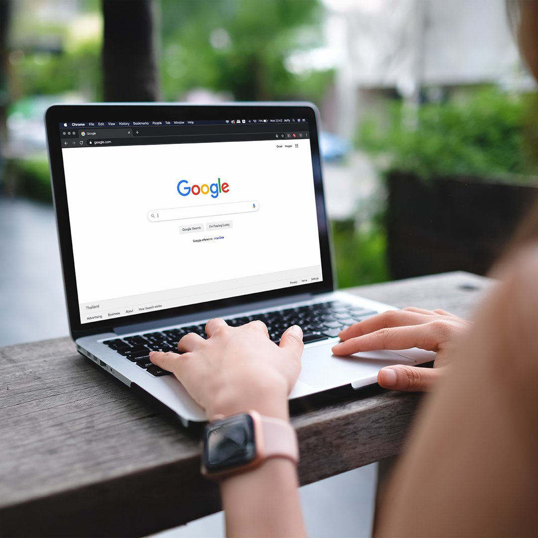 Hände auf Laptop-Tastatur mit geöffneter Google-Suchmaschine auf dem Bildschirm 20251215_DGK_Eltern_Artikel_Why-search-engines-are-not-neutral.jpg