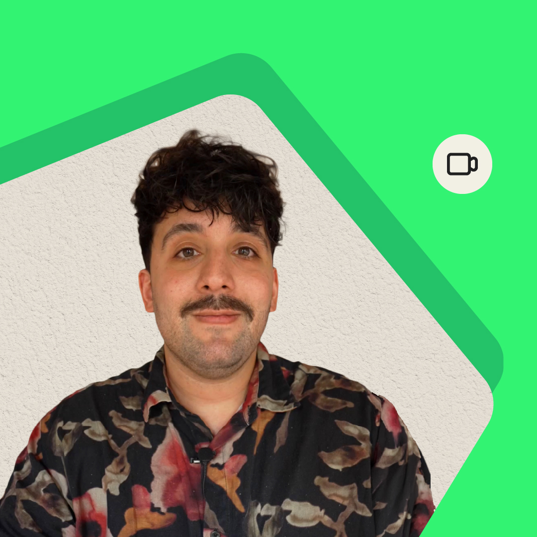 Lukas, Content-Creator von BARMER Durchblickt, blickt vor einem grünen grafischen Hintergrund mit Video-Symbol in die Kamera; das Bild gehört zu einem Beitrag über ADHS und Schule. DGK_Blogs_Content-Creators_Covers_Lukas.jpg