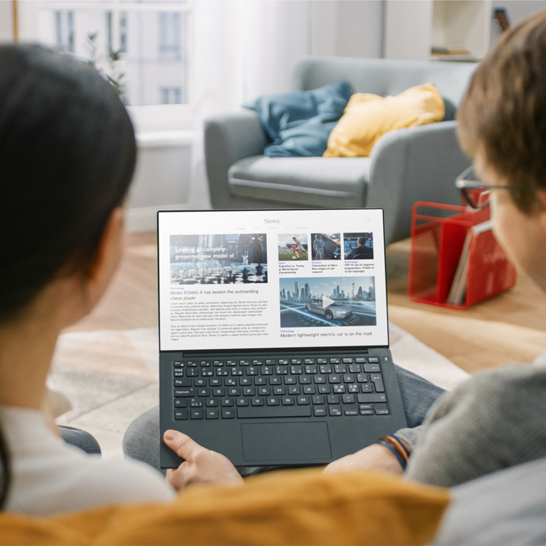 Frau und Junge lesen Nachrichten auf dem Laptop DGK_Beitraege_Eltern_Fakenews_E_B3-header_copia.jpg