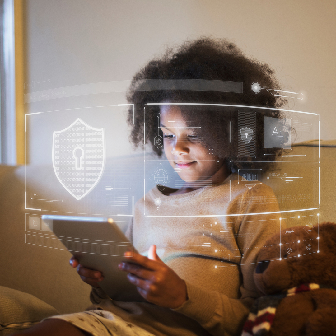 Kind sitzt auf einem Sofa und nutzt ein Tablet, während digitale Sicherheitssymbole den Schutz sensibler Daten zeigen. DGK_Beitraege_Eltern_Sensible-Daten-header.jpg