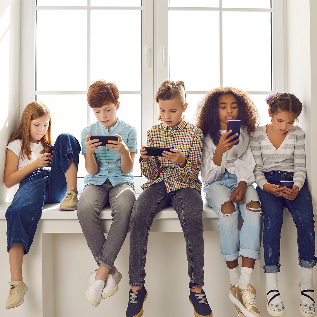 Gruppe von Kindern mit Smartphones DGK_Beitraege_Eltern_SocialMedia_aberSicher_E_B2-header.jpg