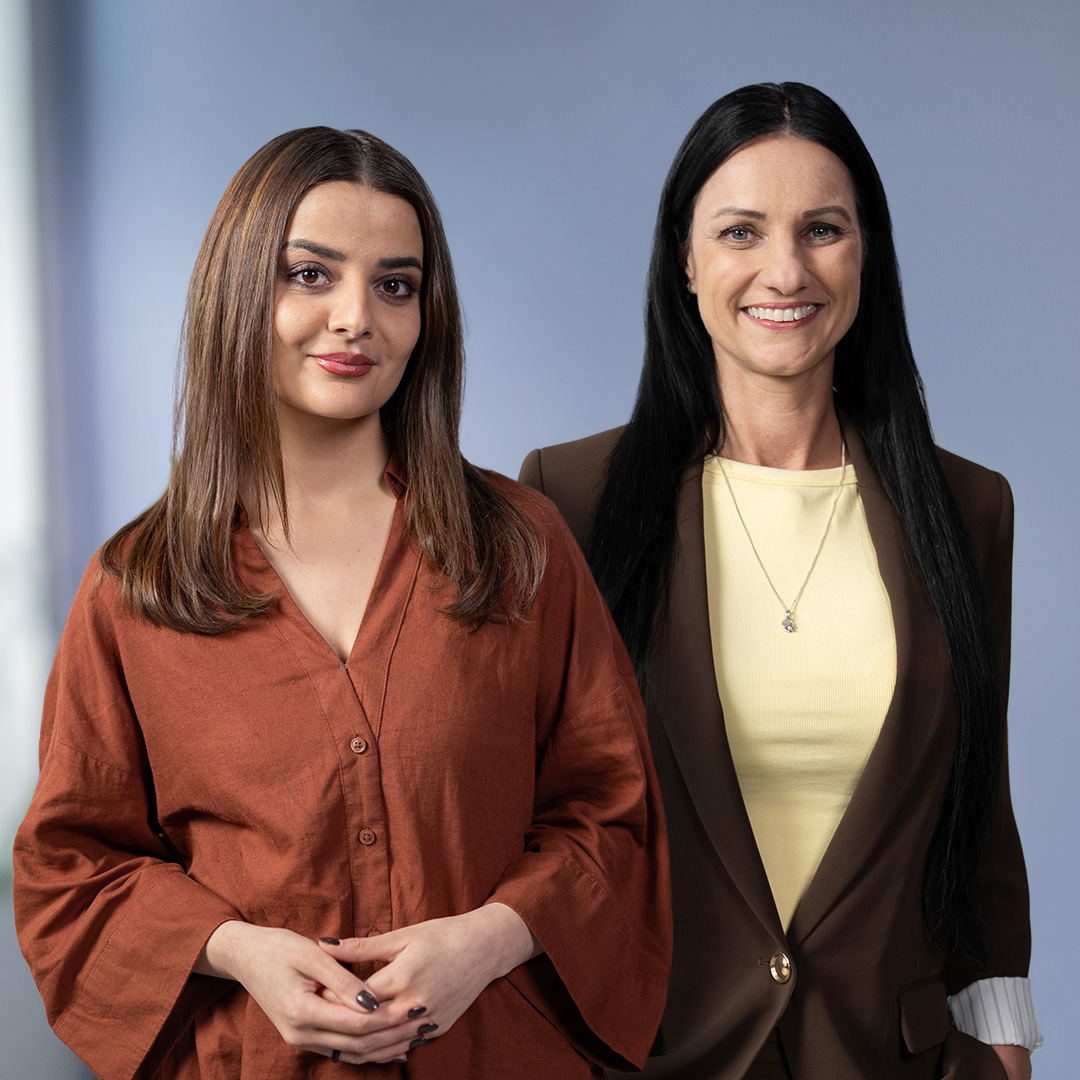 Porträt von Kristin van der Meer und Nesibe Kahraman, Autorinnen bei BARMER Durchblickt, vor blauem Hintergrund.