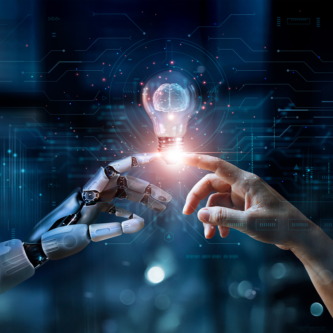 Menschliche Hand berührt die Finger einer Roboterhand, während über ihnen eine leuchtende Glühbirne als Symbol für künstliche Intelligenz schwebt. DGK_Artikel-02.02_lehrer_fear-of-AI.jpg