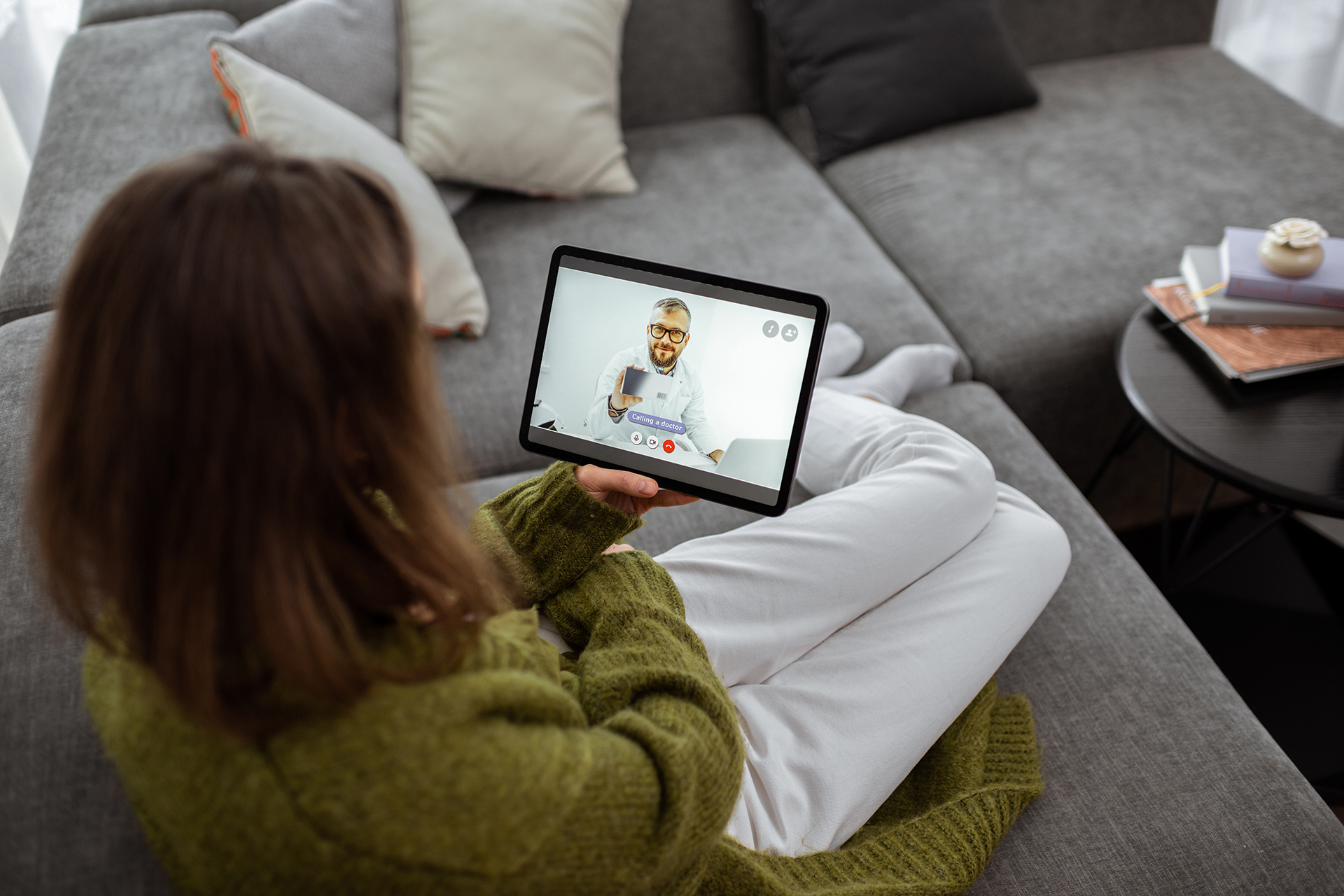 Frau videotelefoniert mit Arzt