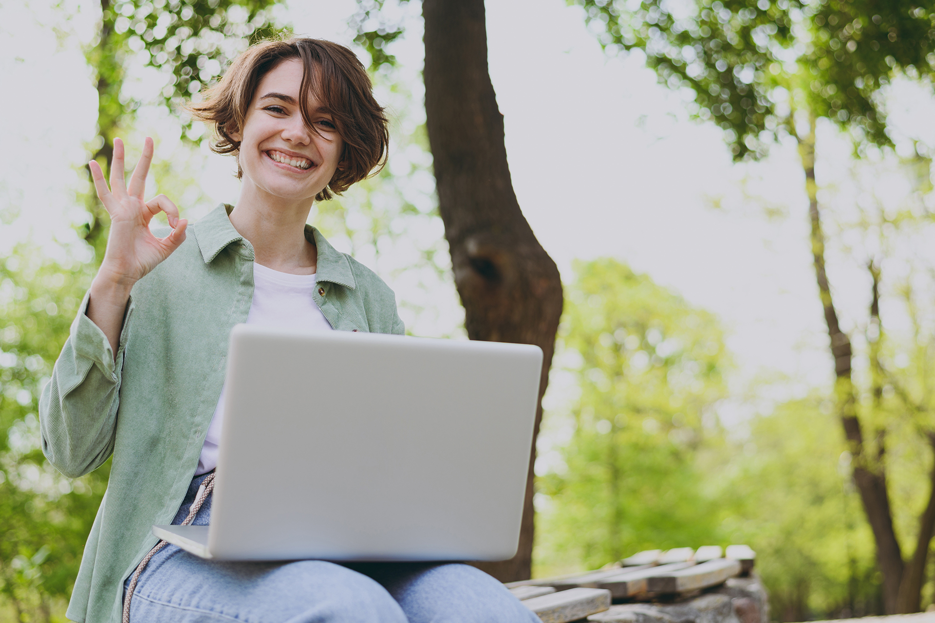 Junge Frau mit Laptop lächelt