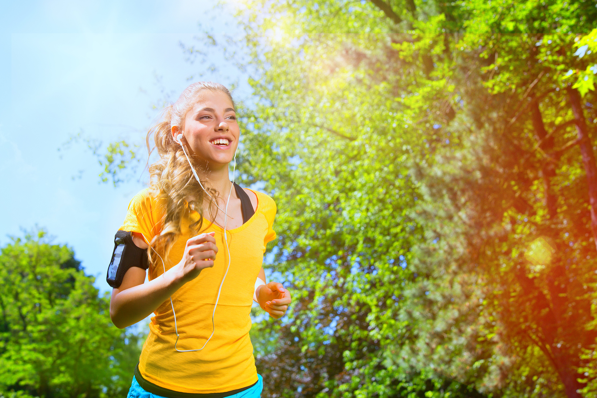 Mädchen mit Kopfhörern joggt