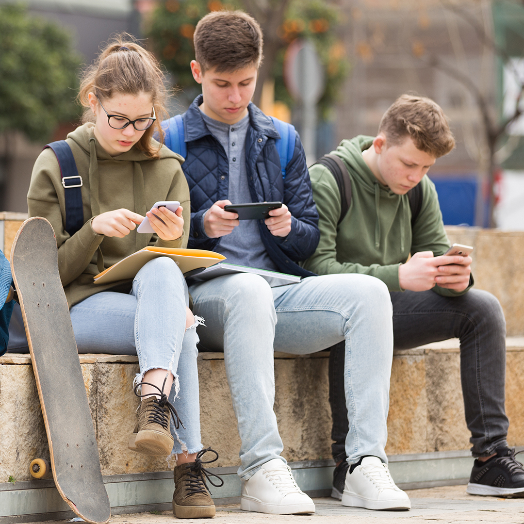 Gruppe Jugendlicher mit Smartphones DGK_Beitraege_Schueler_Phubbing_S-header.jpg