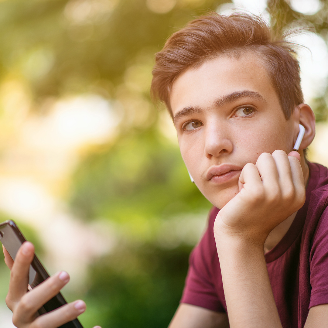 Zum Beitrag: Ist Vorsicht besser als Nachsicht? Nachdenklicher Junge mit Kopfhörern und Smartphone DGK_Schueler_und_Schuelerinnen_Tipps-Ist-Vorsicht-besser-als-Nachsicht-header.jpg