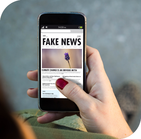 1 Smartphone mit Fake-News-Schlagzeile als Beispiel für Falschmeldungen im Internet.