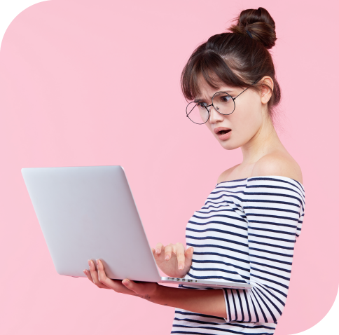 Jugendliche schaut überrascht auf einen Laptop und prüft Informationen im Internet.