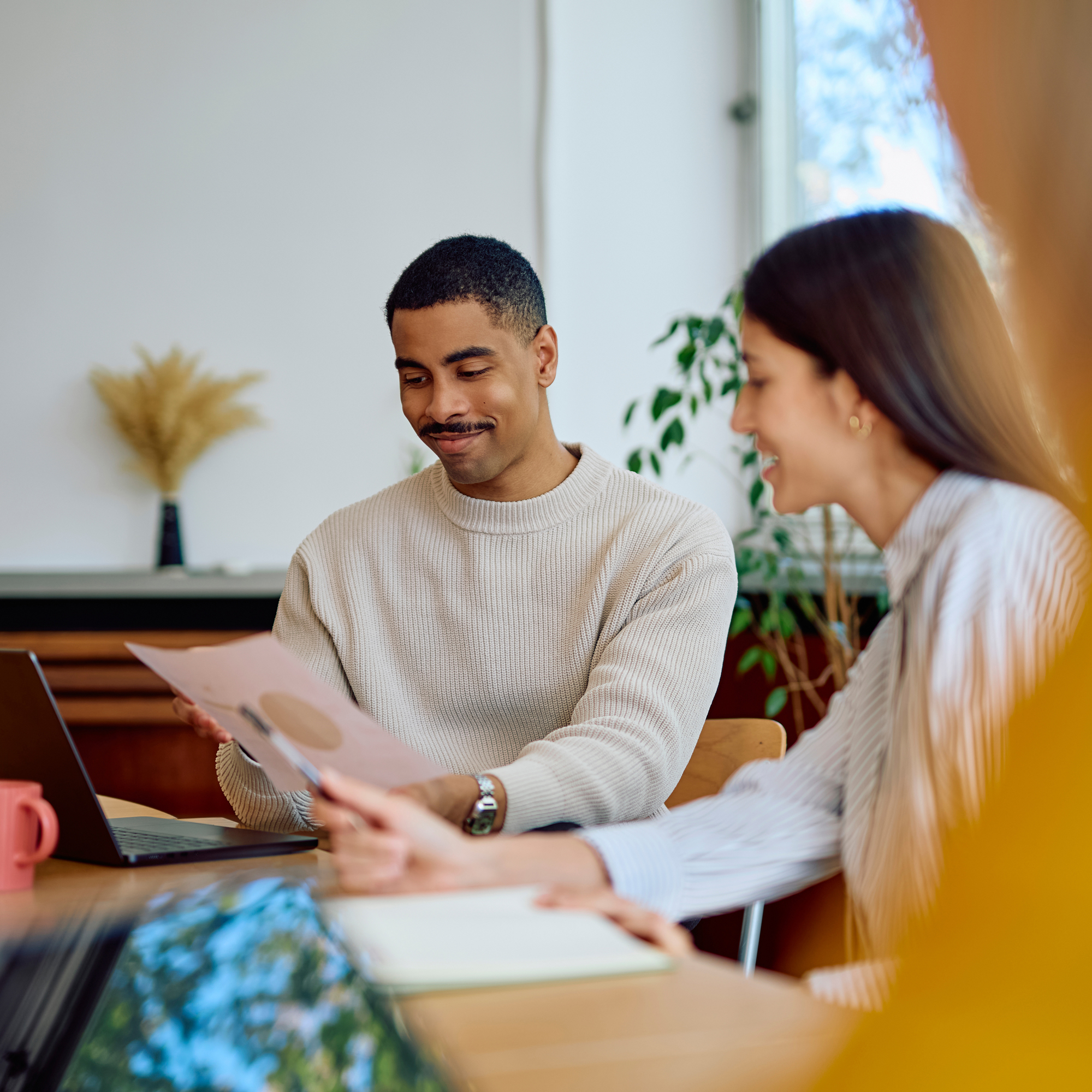 Ein Lehrer und eine Lehrerin arbeiten zusammen an Dokumenten, modernes Büro, Schulcheck-Prozess